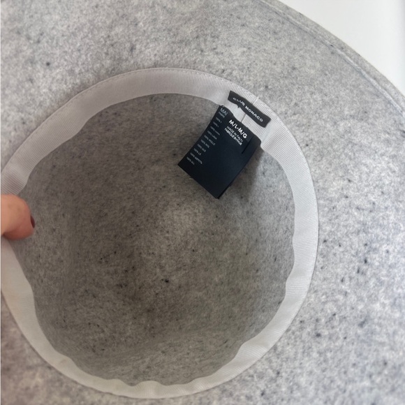 Club Monaco Wool Brim Hat Fedora
Made in Italy - Picture 9 of 10